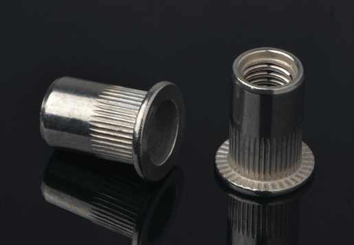 Hindi kinakalawang na asero flat head knurled body rivet nut bukas na uri