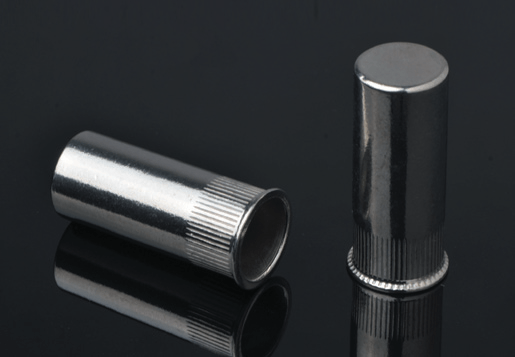 Hindi kinakalawang na asero bawasan ang ulo na knurled body rivet nut sarado na uri ng dulo